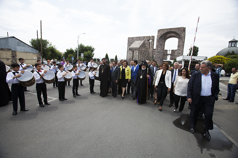 Catholicos of All Armenians Attends Event Dedicated to the 10th Anniversary of the Etchmiadzin 13 Dental Clinic