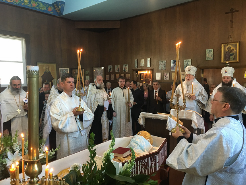 Metropolitan Hilarion leads Funeral for Archpriest Theodore Shevzov at Holy Presentation Church