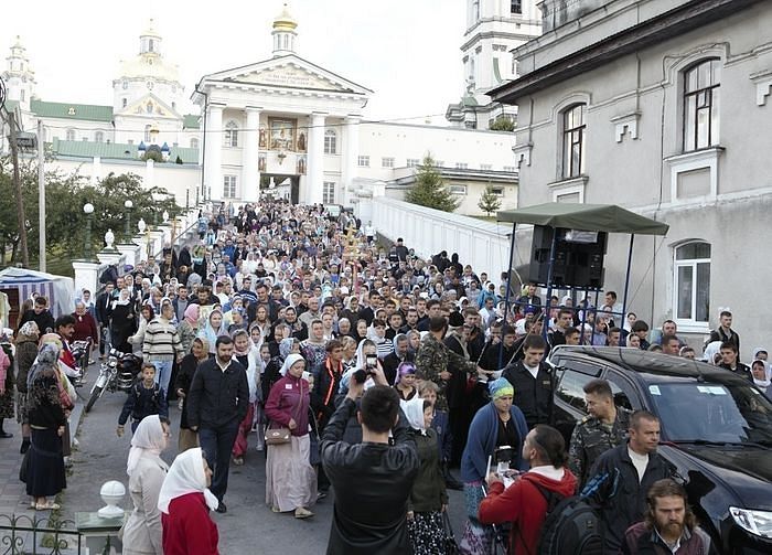 THOUSANDS OF BELIEVERS JOIN THE ALL-UKRAINIAN CROSS PROCESSION AT POCHAEV LAVRA