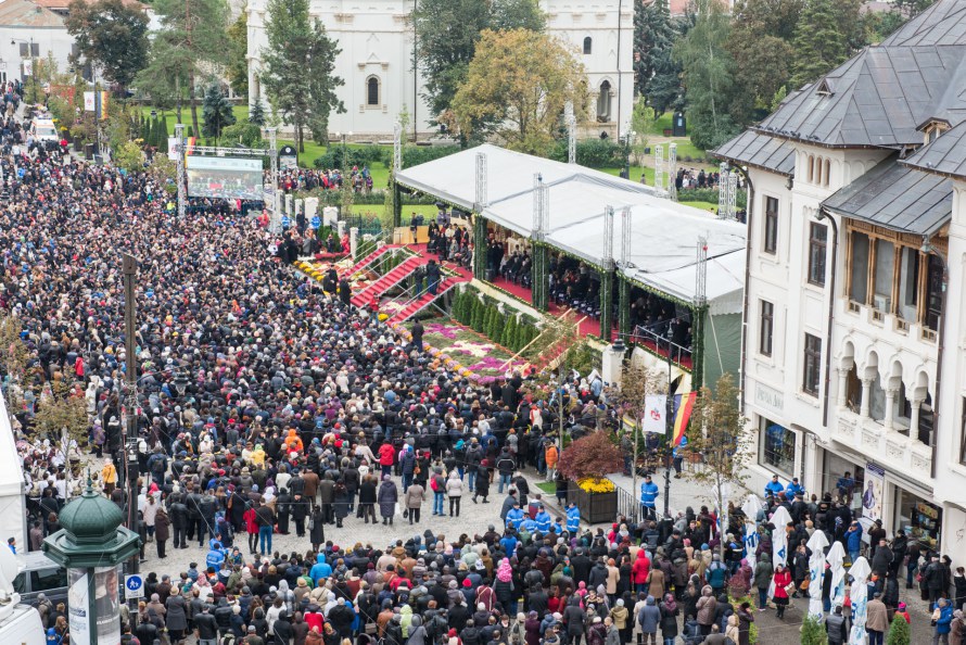 15,000 believers present at Divine Liturgy on the Feast of Pious Saint Paraskeva of Iași