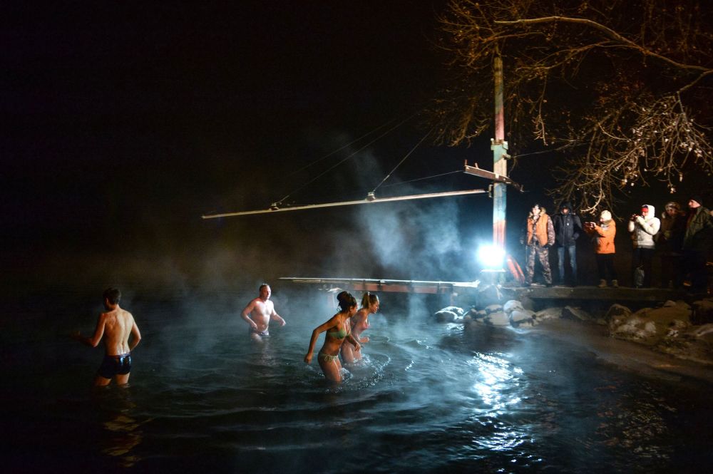 PHOTO Cold Hands, Warm Hearts: Russians Brave the Cold to Celebrate Orthodox Epiphany