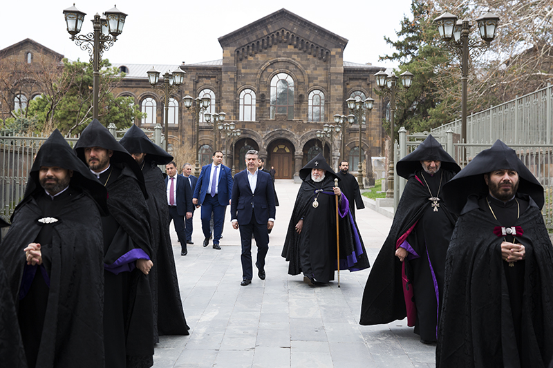 Requiem Service Offered in Holy Etchmiadzin for Heroes of the April 2016 War in Artsakh