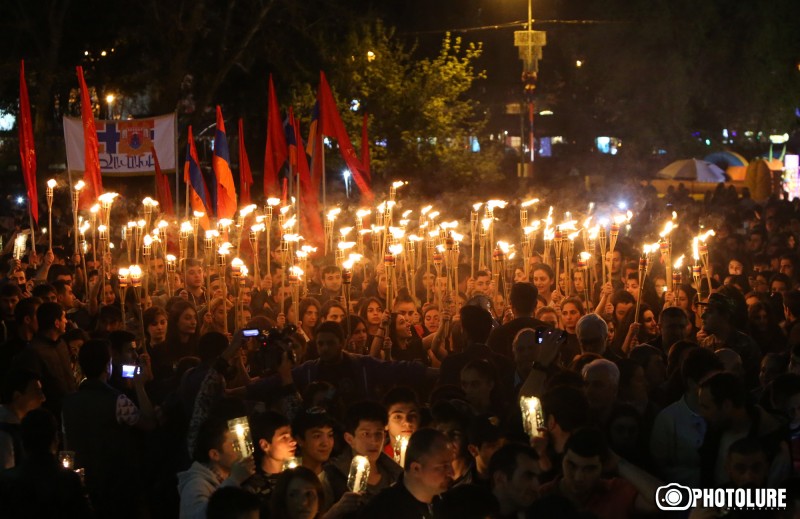 Torchlight procession in Yerevan marks 102nd anniversary of Armenian Genocide – Photos