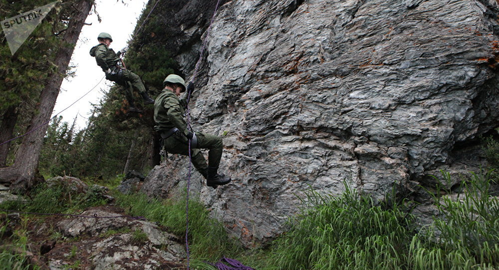 Russian Old Believers Teach Chinese Troops How to Survive in Siberian Woods