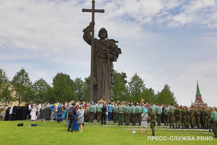 MOSCOW CELEBRATES BAPTISM OF RUS’ WITH PROCESSION FROM KREMLIN TO ST. VLADIMIR MONUMENT (+ PHOTOS)