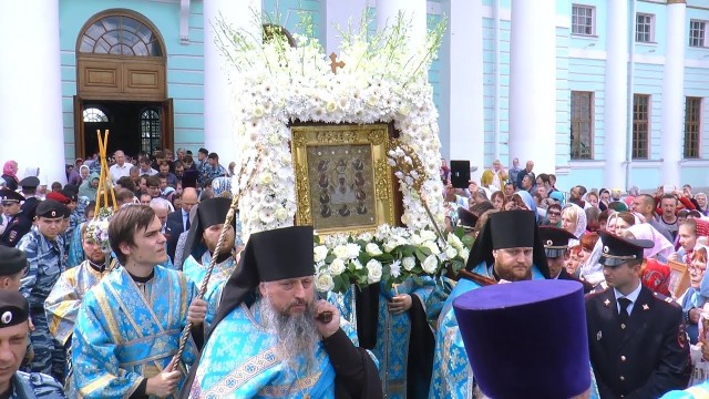 PROCESSION WITH MIRACULOUS KURSK ROOT ICON IN KURSK DRAWS THOUSANDS