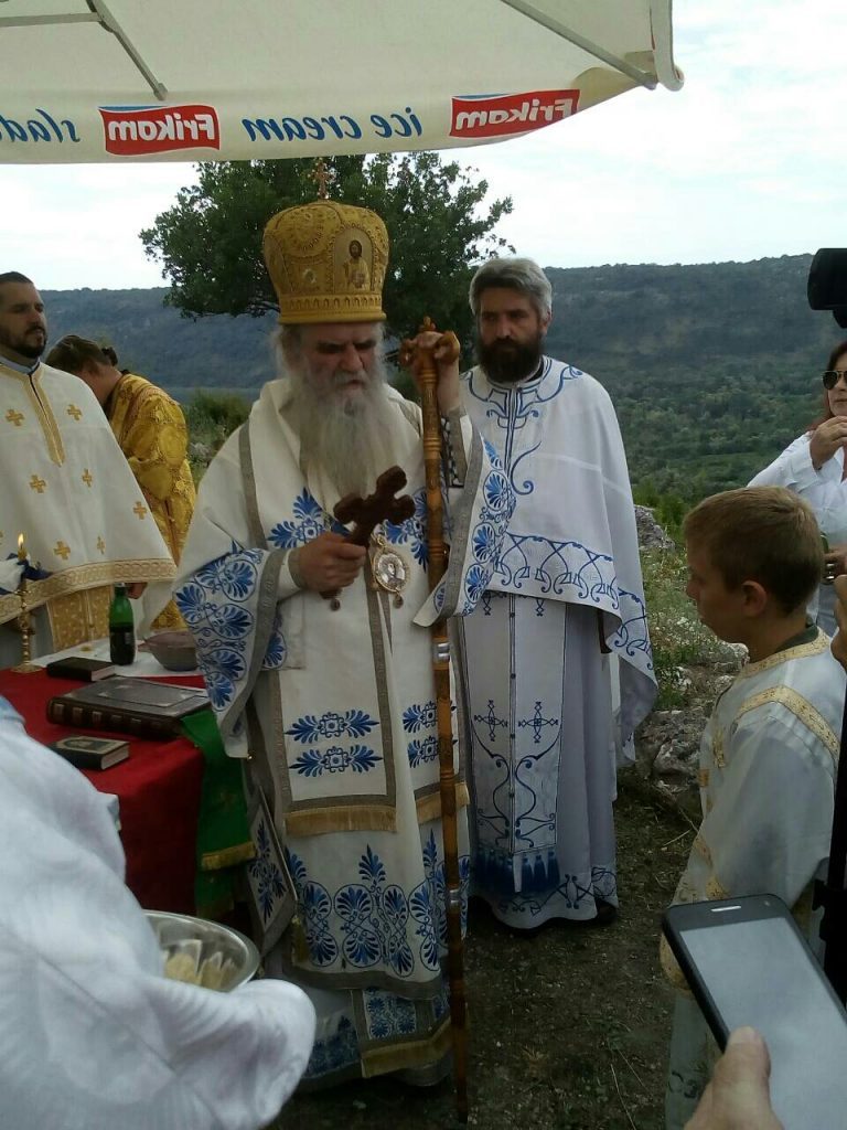 A Group of Albanians tried to stop Metropolitan Amfilohije to officiate Liturgy at Svach near Ulcinj