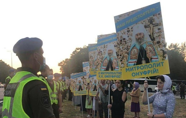 Ukrainian Orthodox Faithful Protest Against the Visit Ecumenical Patriarch by Holding Posters of Metropolitan Onufriy