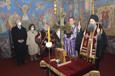 Patriarch Porfirije Consecrates Holy Cross for Royal Chapel of Saint Andrew the First Called