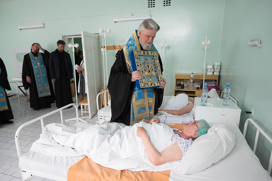 The miracle-working Kursk Root Icon of the Mother of God “of the Sign,” visits medical centers in Kursk