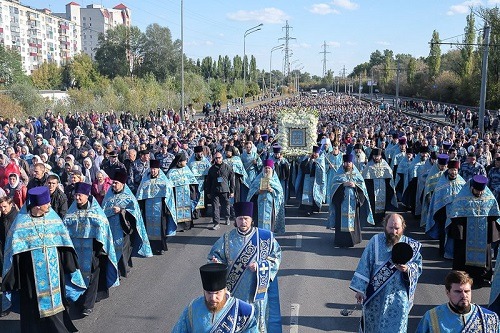 A Procession of the cross with the Kursk-Root Icon of the Mother of God “of the Sign” takes place from Kursk-Root Hermitage to Znamensky Cathedral in Kursk