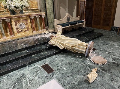 Texas Church Mourns as Historic Statue of Jesus Destroyed in Shock Vandalism – Photos