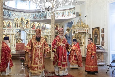 The First Hierarch of the Russian Church Abroad leads divine services for St Herman’s Youth Conference of the Eastern American Diocese