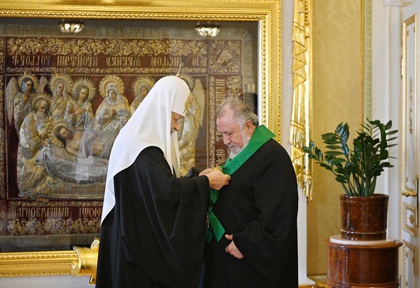 Patriarch Kirill Decorates Catholicos-Patriarch Karekin II with the Order of ‘Glory and Honor’