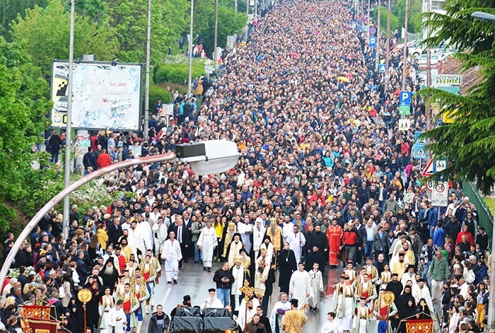 Thousands of faithful participating in the procession in honor of St. Basil of Ostrog
